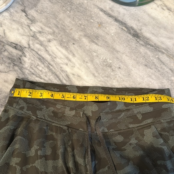 Lululemon Readt to Rulu Camo jogger size 8 - Picture 8 of 9